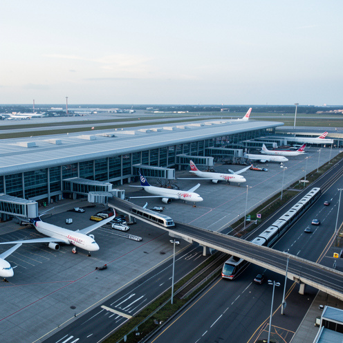 Vue aérienne réaliste de l’aéroport de Londres-Gatwick avec des avions stationnés, des pistes et une liaison ferroviaire vers le sud de Londres.